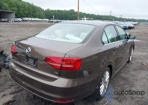 2015 Volkswagen Jetta 1.8T Se z USA, uszkodzony, nr VIN 3VWD17AJ9FM216558
